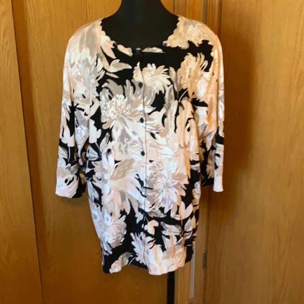 Floral Scalloped Neck Cardigan!